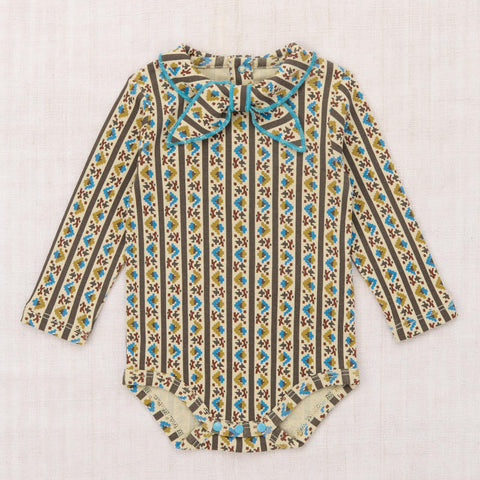 【D1】Misha&Puff（ミーシャアンドパフ）2026WI Baby Scout Onesie - Alabaster Gallup - 長袖ロンパース.