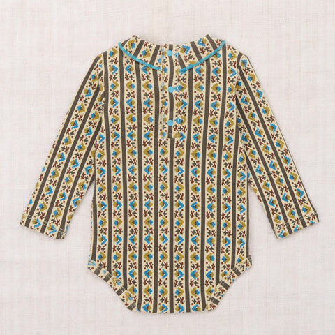 【D1】Misha&Puff（ミーシャアンドパフ）2026WI Baby Scout Onesie - Alabaster Gallup - 長袖ロンパース.