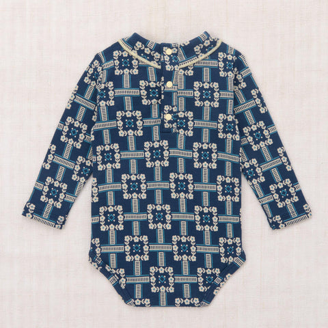 【D1】Misha&Puff（ミーシャアンドパフ）2026WI Baby Scout Onesie - Moonlight Railroad Floral - 長袖ロンパース.
