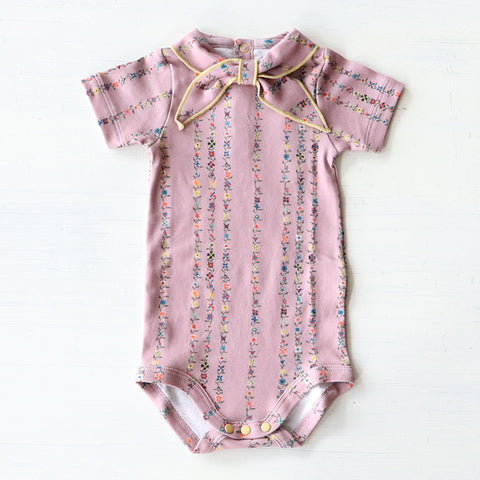 【2/9まで送料無料】Misha&Puff（ミーシャアンドパフ）2025SS Short Sleeve Scout Onesie -Plum Petal Little Botanica- 半袖ロンパース