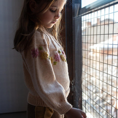 Kalinka Kids（カリンカキッズ）2024AW Betina Sweater - Cloud -花柄刺繍セーター