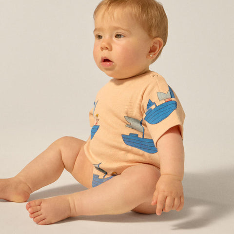 The Campamento（カンパメント） 2025SS SAILOR ALLOVER BABY BODY　半袖ボディ、ロンパース