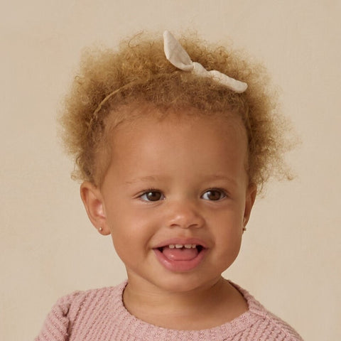 【D1】Quincy Mae（クインシーメイ）2025AW LITTLE KNOT HEADBAND -NATURAL-　リボン付きヘッドバンド、ヘアアクセ