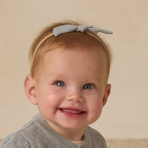 【D1】Quincy Mae（クインシーメイ）2025AW LITTLE KNOT HEADBAND -STEEL BLUE-　リボン付きヘッドバンド、ヘアアクセ