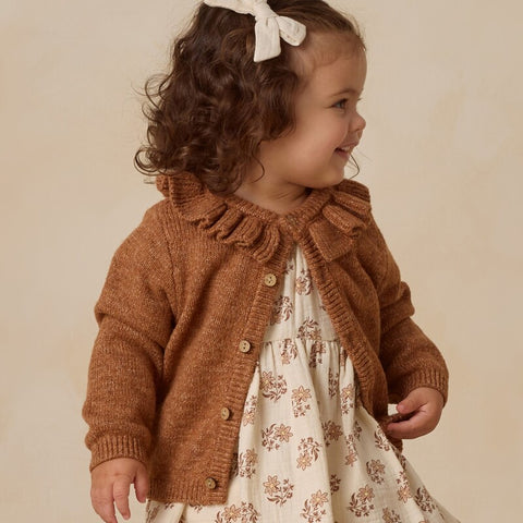 【D1】Quincy Mae（クインシーメイ）2025AW　RUFFLE COLLAR CARDIGAN -HEATHERED CEDAR-  カーディガン