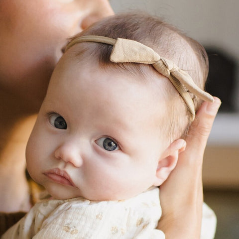 【D2】Quincy Mae（クインシーメイ）2025AW LITTLE KNOT HEADBAND -GOLDEN-　リボン付きヘッドバンド、ヘアアクセ
