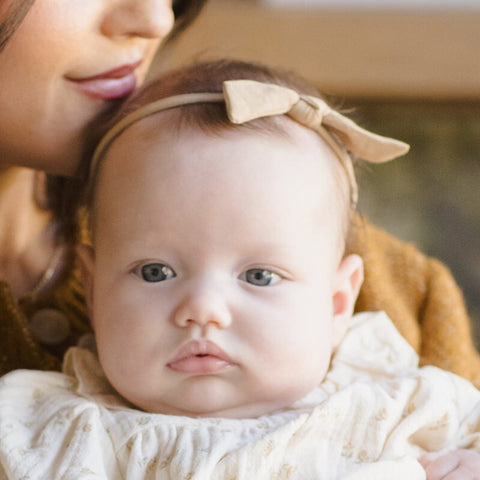 【D2】Quincy Mae（クインシーメイ）2025AW LITTLE KNOT HEADBAND -GOLDEN-　リボン付きヘッドバンド、ヘアアクセ