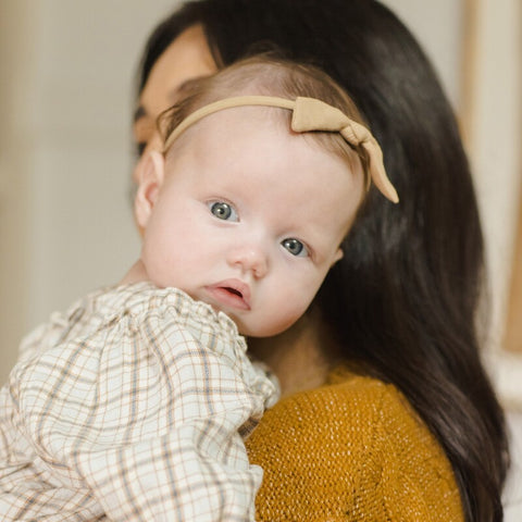 【D2】Quincy Mae（クインシーメイ）2025AW LITTLE KNOT HEADBAND -GOLDEN-　リボン付きヘッドバンド、ヘアアクセ
