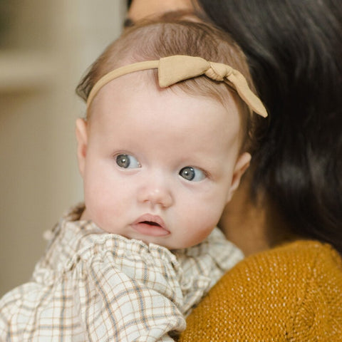 【D2】Quincy Mae（クインシーメイ）2025AW LITTLE KNOT HEADBAND -GOLDEN-　リボン付きヘッドバンド、ヘアアクセ