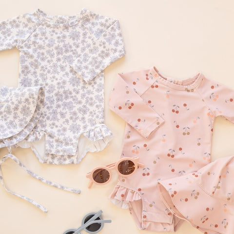 【D2】Quincy Mae（クインシーメイ）2026SS  OLIVIA  RASHGUARD ONE-PIECE -BLUE FLORAL-　ラッシュガードワンピース  ブルーフローラル