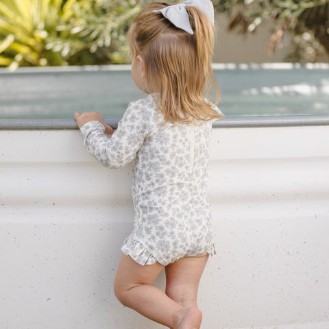 【D2】Quincy Mae（クインシーメイ）2026SS  OLIVIA  RASHGUARD ONE-PIECE -BLUE FLORAL-　ラッシュガードワンピース  ブルーフローラル