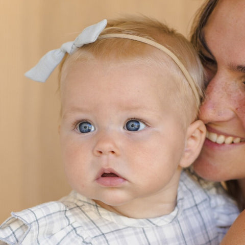 【D2】Quincy Mae（クインシーメイ）2026SS  LITTLE KNOT HEADBAND  - SKY-　リボン付きヘッドバンド、ヘアアクセ