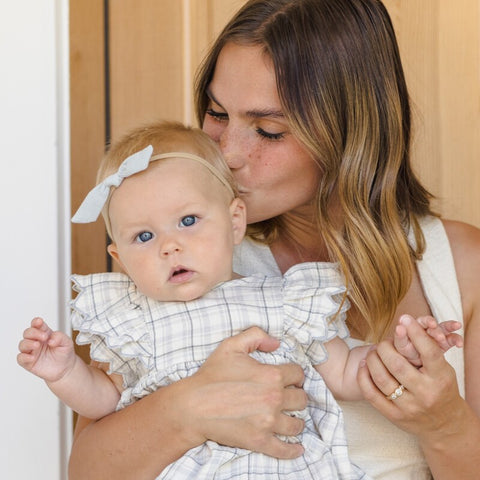 【D2】Quincy Mae（クインシーメイ）2026SS  LITTLE KNOT HEADBAND  - SKY-　リボン付きヘッドバンド、ヘアアクセ