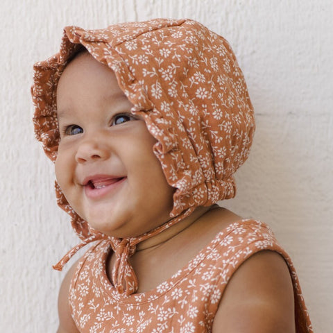 【D2】Quincy Mae（クインシーメイ）2026SS  WOVEN RUFFLE BONNET - POPPY FLORAL-  花柄フリルボンネット