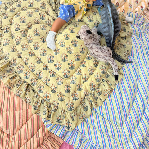 saruche（サルーチェ）Baby Play Mat Heart Frill - レギュラーサイズ / 薄手 - Candy Stripe プレイマット、キルティングベビーマット.