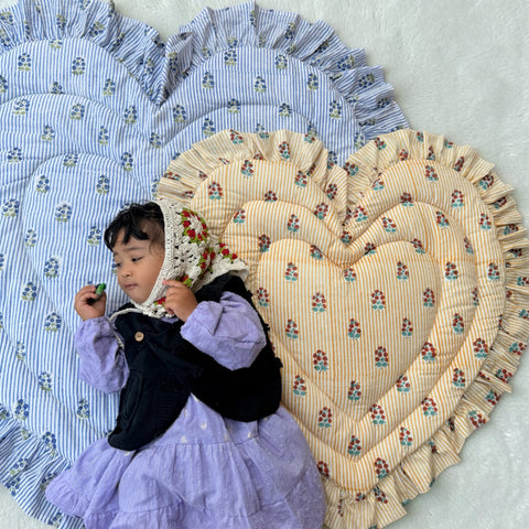 saruche（サルーチェ）Baby Play Mat Heart Frill - レギュラーサイズ / 薄手 - Orange Flower Stripe プレイマット、キルティングベビーマット.