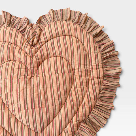 saruche（サルーチェ）Baby Play Mat Heart Frill - レギュラーサイズ / 薄手 - Countryside Pink Stripe プレイマット、キルティングベビーマット.