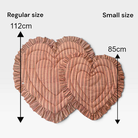 saruche（サルーチェ）Baby Play Mat Heart Frill - レギュラーサイズ / 薄手 - Countryside Pink Stripe プレイマット、キルティングベビーマット.