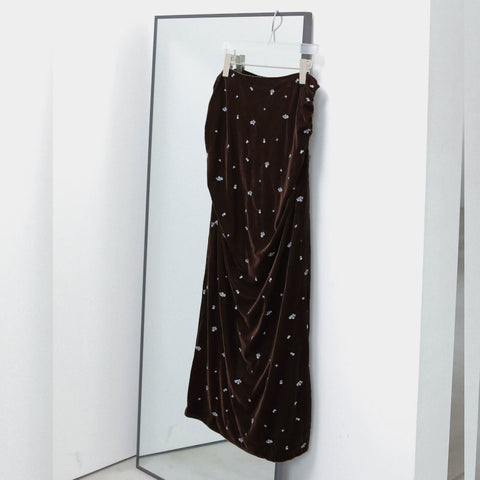 【11月中旬入荷次第お届けのご予約】anuke（アンヌーク） Embroidery Flower Velourskirt 刺繍入りベロアスカート（BRN/NVY）62620809.