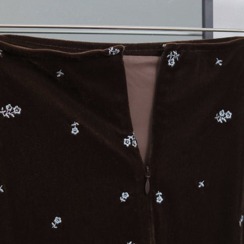 【11月中旬入荷次第お届けのご予約】anuke（アンヌーク） Embroidery Flower Velourskirt 刺繍入りベロアスカート（BRN/NVY）62620809.