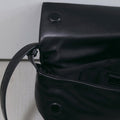 【12月中旬入荷次第お届けのご予約】anuke（アンヌーク） Ecoleather Wrap Bag エコレザーバッグ（LGRN/BLK）62621027.
