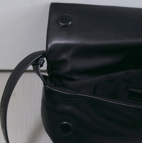 【12月中旬入荷次第お届けのご予約】anuke（アンヌーク） Ecoleather Wrap Bag エコレザーバッグ（LGRN/BLK）62621027.