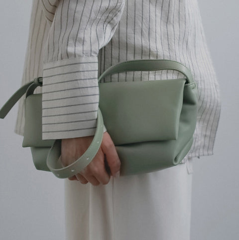 【12月中旬入荷次第お届けのご予約】anuke（アンヌーク） Ecoleather Wrap Bag エコレザーバッグ（LGRN/BLK）62621027.