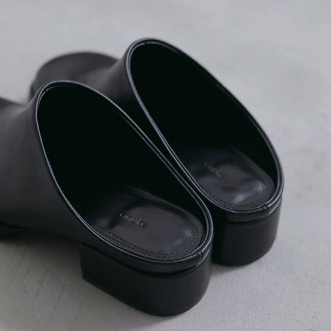 【10月上旬入荷次第お届けのご予約】anuke（アンヌーク）Square Heel Slip-on スクエアヒールスリッポン（BLK/BRN）62621032