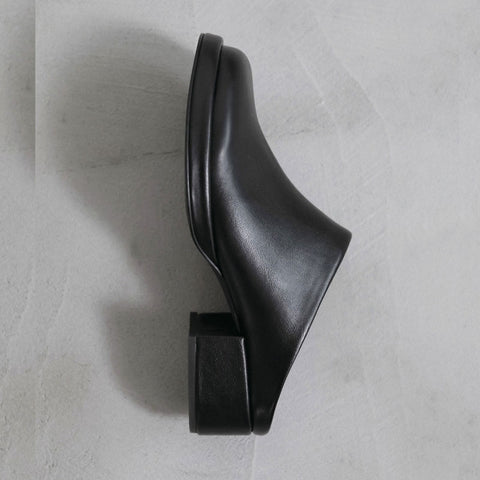 【10月上旬入荷次第お届けのご予約】anuke（アンヌーク）Square Heel Slip-on スクエアヒールスリッポン（BLK/BRN）62621032