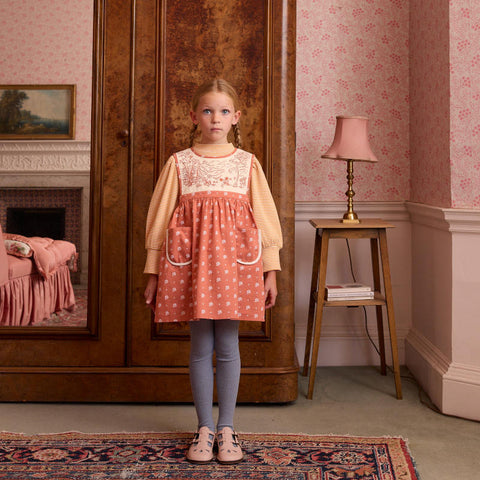Apolina（アポリナ）2026AW BIBI HAND EMBROIDERED PINAFORE - MOUNTAIN CALICO JAM -　ピナフォア