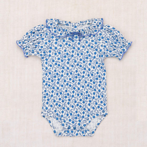 【D1】Misha&Puff（ミーシャアンドパフ）2026ss BABY PATRICIA ONESIE - BLUE RIBBON LISSE FIELDS- 半袖ロンパース