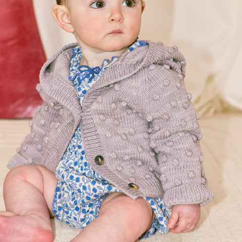 【D1】Misha&Puff（ミーシャアンドパフ）2026ss BABY PATRICIA ONESIE - BLUE RIBBON LISSE FIELDS- 半袖ロンパース