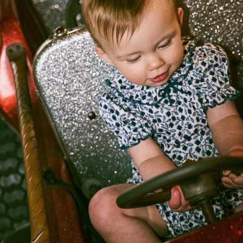 【D1】Misha&Puff（ミーシャアンドパフ）2026ss BABY PATRICIA ONESIE - BLUE RIBBON LISSE FIELDS- 半袖ロンパース