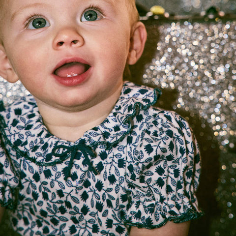 【D1】Misha&Puff（ミーシャアンドパフ）2026ss BABY PATRICIA ONESIE - BLUE RIBBON LISSE FIELDS- 半袖ロンパース