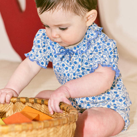 【D1】Misha&Puff（ミーシャアンドパフ）2026ss BABY PATRICIA ONESIE - BLUE RIBBON LISSE FIELDS- 半袖ロンパース