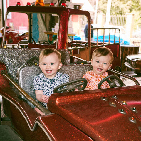 【D1】Misha&Puff（ミーシャアンドパフ）2026ss BABY PATRICIA ONESIE - BLUE RIBBON LISSE FIELDS- 半袖ロンパース