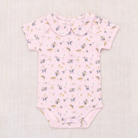 【D1】Misha&Puff（ミーシャアンドパフ）2026ss BABY PETIT COLLAR ONESIE - AURA CIRCUS- 半袖ロンパース