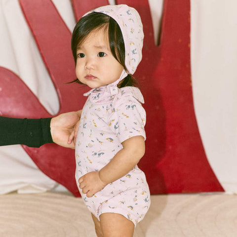 【D1】Misha&Puff（ミーシャアンドパフ）2026ss BABY PETIT COLLAR ONESIE - AURA CIRCUS- 半袖ロンパース