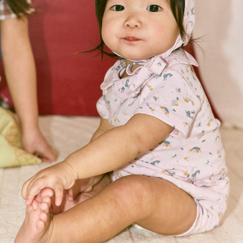 【D1】Misha&Puff（ミーシャアンドパフ）2026ss BABY PETIT COLLAR ONESIE - AURA CIRCUS- 半袖ロンパース