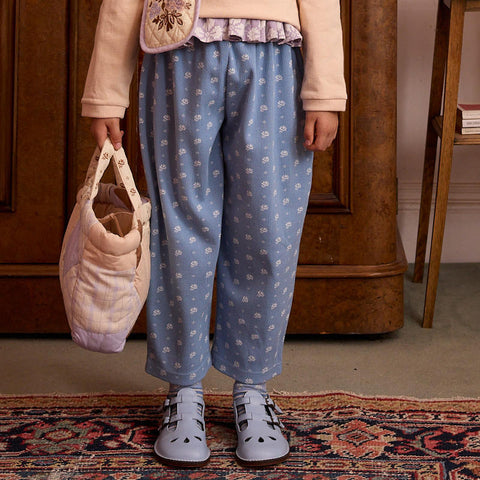 Apolina（アポリナ）2026AW CARA CURVE JERSEY TROUSER - MOUNTAIN CALICO BLUE -　キッズパンツ