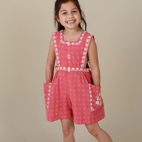 Lali Kids（ラリキッズ）2025SS Clara Romper in Coral Crossstitch　ロンパー、キュロット