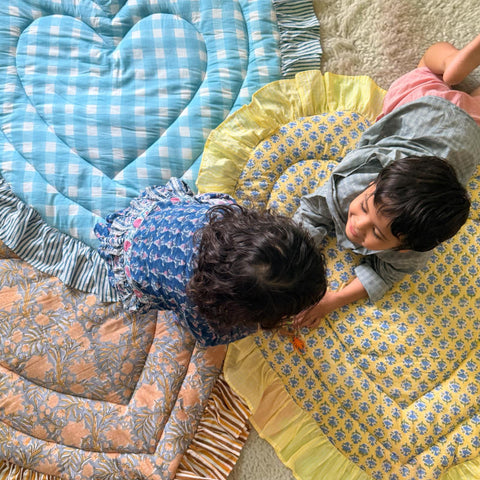 saruche（サルーチェ）Baby Play Mat Heart Frill -レギュラーサイズ / 厚手 - Combination Color greige Flower プレイマット、キルティングベビーマット