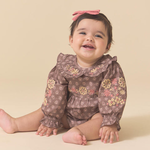Lali Kids（ラリキッズ）2025AW Little Belle Romper in Brown Block Print　長袖ロンパース、ベビードレス