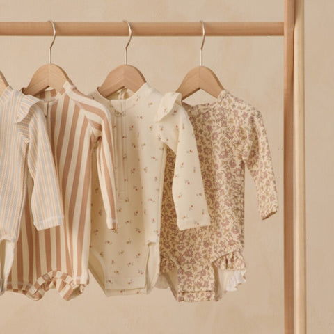 【D1】Quincy Mae（クインシーメイ）2026SS  OLIVIA  RASHGUARD ONE-PIECE -DAHLIA-　ラッシュガードワンピース