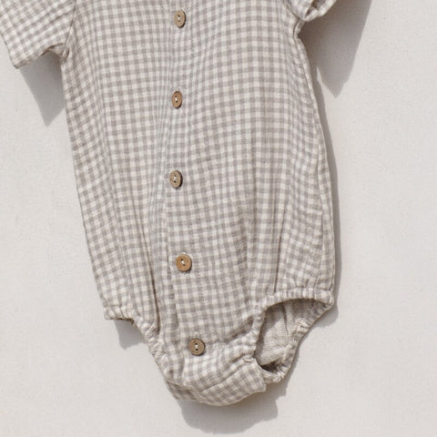【D1】Quincy Mae（クインシーメイ）2026SS　MATTEO　 ROMPER    -SAGE GINGHAM-  チェック柄半袖ロンパース