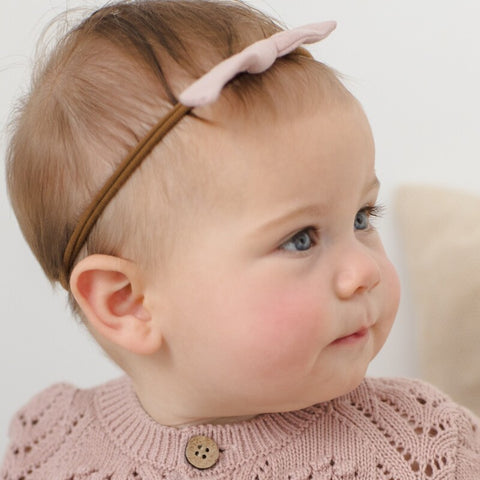 【D1】Quincy Mae（クインシーメイ）2026SS  LITTLE KNOT HEADBAND  -MAUVE-　リボン付きヘッドバンド、ヘアアクセ