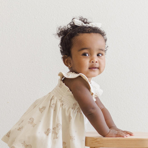 Quincy Mae（クインシーメイ）2025SS LITTLE KNOT HEADBAND -IVORY-　リボン付きヘッドバンド、ヘアアクセ