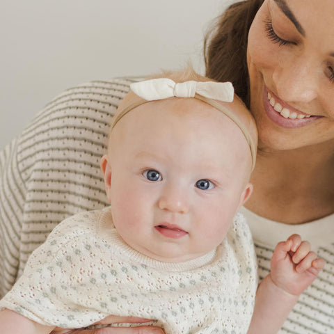 Quincy Mae（クインシーメイ）2025SS LITTLE KNOT HEADBAND -IVORY-　リボン付きヘッドバンド、ヘアアクセ