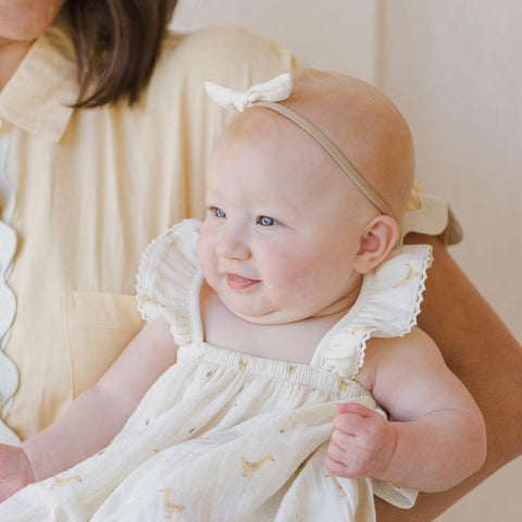 Quincy Mae（クインシーメイ）2025SS LITTLE KNOT HEADBAND -IVORY-　リボン付きヘッドバンド、ヘアアクセ