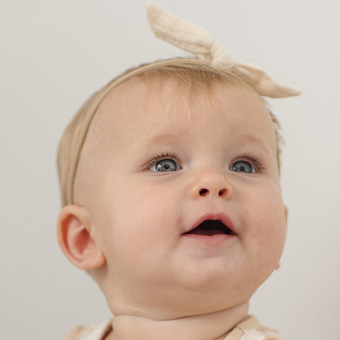 【D1】Quincy Mae（クインシーメイ）2026SS  LITTLE KNOT HEADBAND  -NATURAL-　リボン付きヘッドバンド、ヘアアクセ
